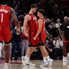 Alperen 'triple-double'�n k�y�s�ndan d�nd�!  Rockets'tan �st �ste 3. galibiyet