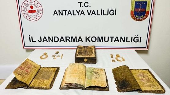 Antalya'da tarihi eser operasyonu: Ara�ta Kur'an-� Kerim ve 18 eser ele ge�irildi