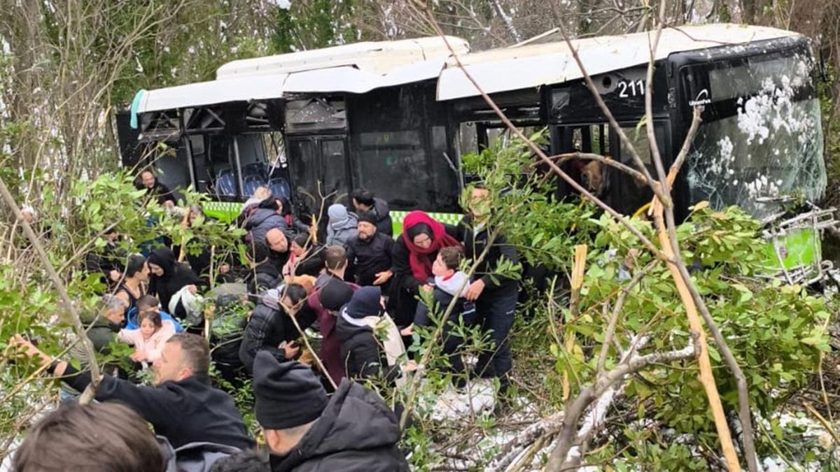 Kocaeli'de yolcu otob�s� �arampole yuvarland�: �ok say�da ekip sevk edildi