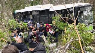 Kocaeli'de yolcu otob�s� �arampole yuvarland�: �ok say�da ekip sevk edildi