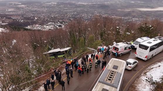 Kocaeli'de yolcu otob�s� �arampole yuvarland�: �ok say�da yaral� var