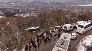 Kocaeli'de yolcu otob�s� �arampole yuvarland�: Yaralananlar var