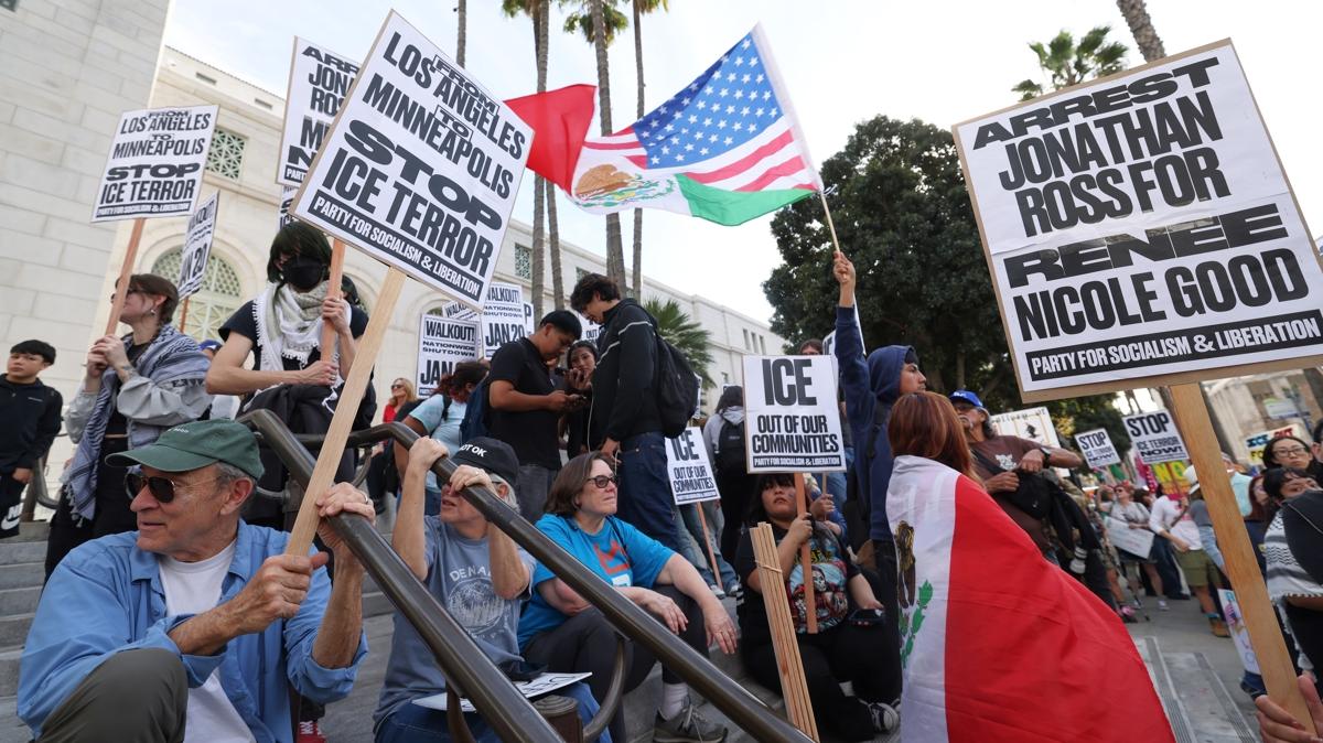 Los Angeles'ta Trump protestosu: Fa�izm yerine �zg�rl��� se�iyoruz