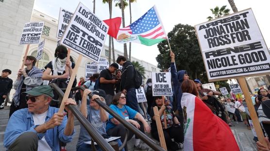 Los Angeles'ta Trump protestosu: Fa�izm yerine �zg�rl��� se�iyoruz