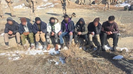 Metruk binada gizlenirken yakaland�lar: D�zensiz g��menler s�n�r d��� edilecek