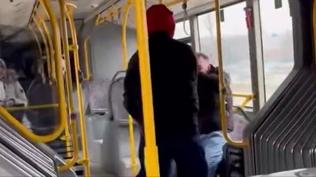 Otob�s�n i�inde tekme tokat darp etti: 'Komutan�ma b��ak �ekmi�ti' diyerek kendini savundu