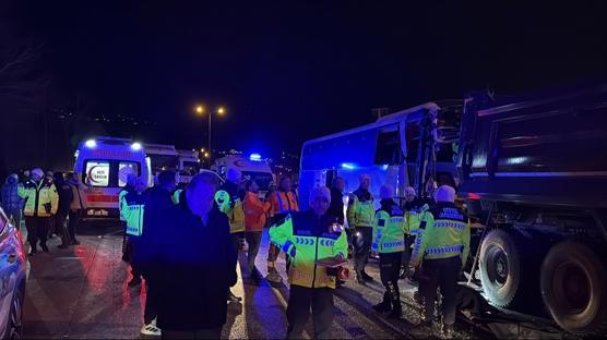 TEM'de can pazarı! Dört araçlı feci kaza: 1 ölü çok sayıda yaralı var