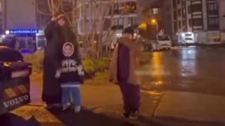 Vicdans�z anne: So�uk havaya ald�rmadan �ocuklar�n� dilendirdi