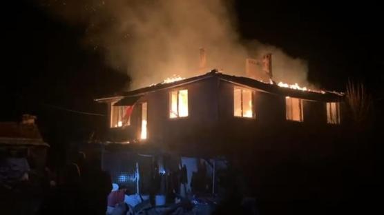 Bursa'da k�y evi yang�n�! Eski muhtar�n evi k�le d�nd�