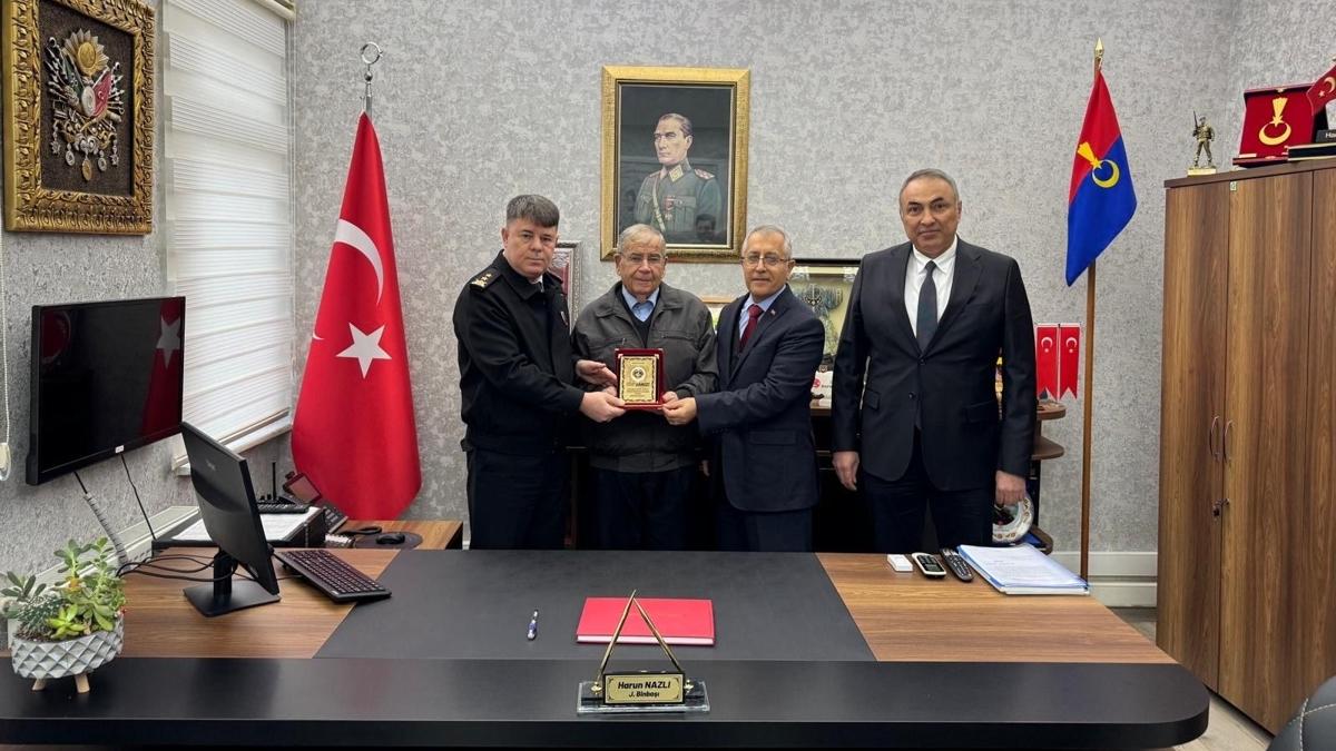 İnegöllü çiftçiden takdir toplayan hareket: Tüm servetini jandarmaya bağışladı