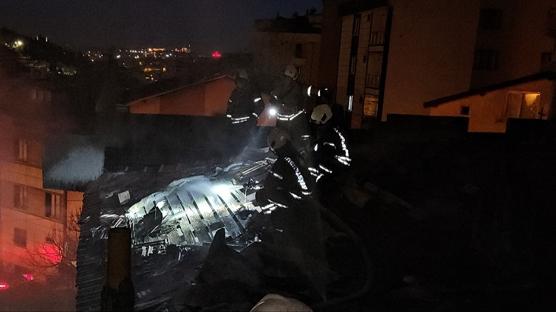 İstanbul'da 2 gecekondu alevler içinde kaldı: Can kaybı var