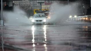 İzmir'de sağanak şiddetini artırdı: Cadde ve sokaklar göle döndü