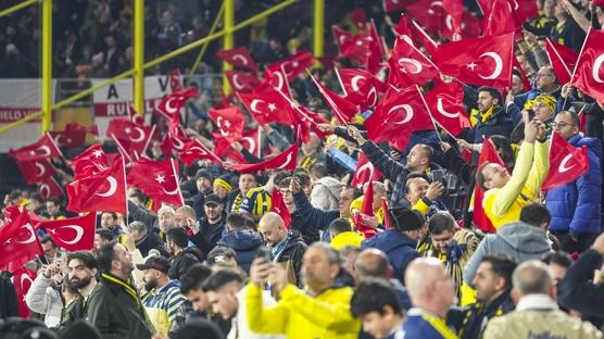 Kad�k�y'de T�rk bayra�� ��leni!