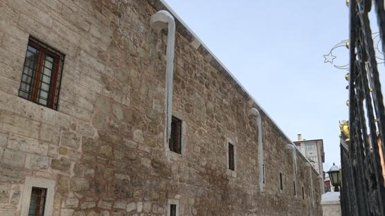 Sivas'ta dondurucu soğuk: Buz sarkıtları oluştu