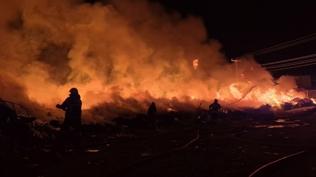 Tekirda�'da geri d�n���m tesisinde yang�n pani�i: Ekipler b�lgeye sevk edildi