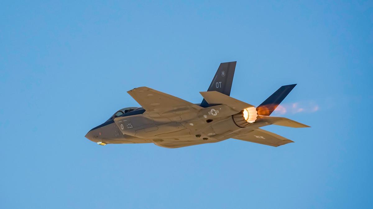 �lk F-35 hava �ss�nde