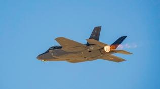 �lk F-35 hava �ss�nde