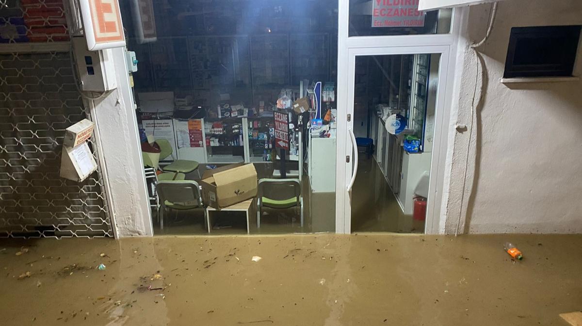 Antalya'da sa�anak alarm�: Ev ve i� yerleri sular alt�nda