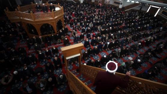 Cuma hutbesinde akran zorbal���na dikkat �ekildi