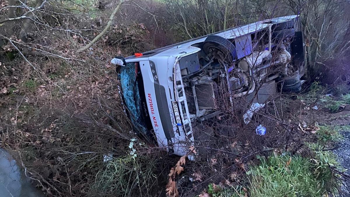 İşçileri taşıyan midibüs devrildi: Çok sayıda yaralı var