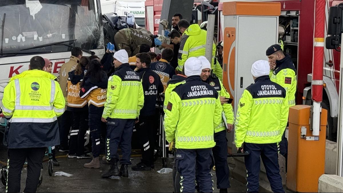 Kuzey Marmara Otoyolu'nda feci kaza! Otob�s�n alt�nda kald�lar cans�z bedenleri ��kt�