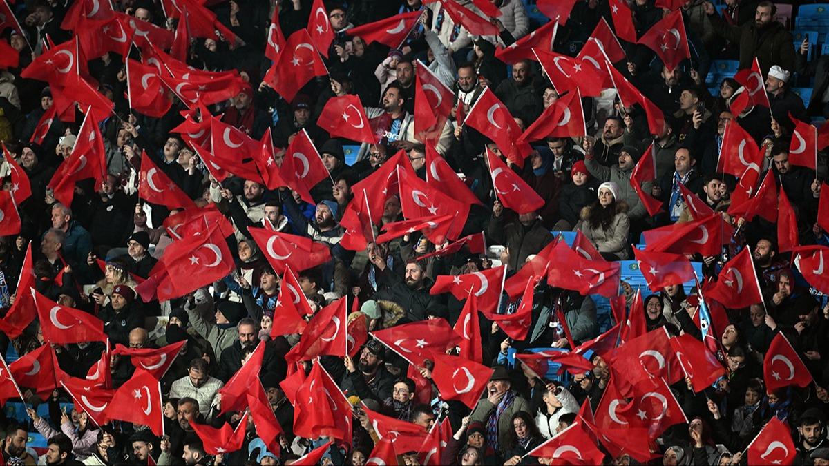 Trabzonspor trib�nleri T�rk bayraklar�yla donat�ld�