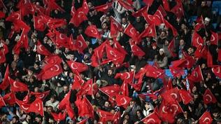 Trabzonspor trib�nleri T�rk bayraklar�yla donat�ld�
