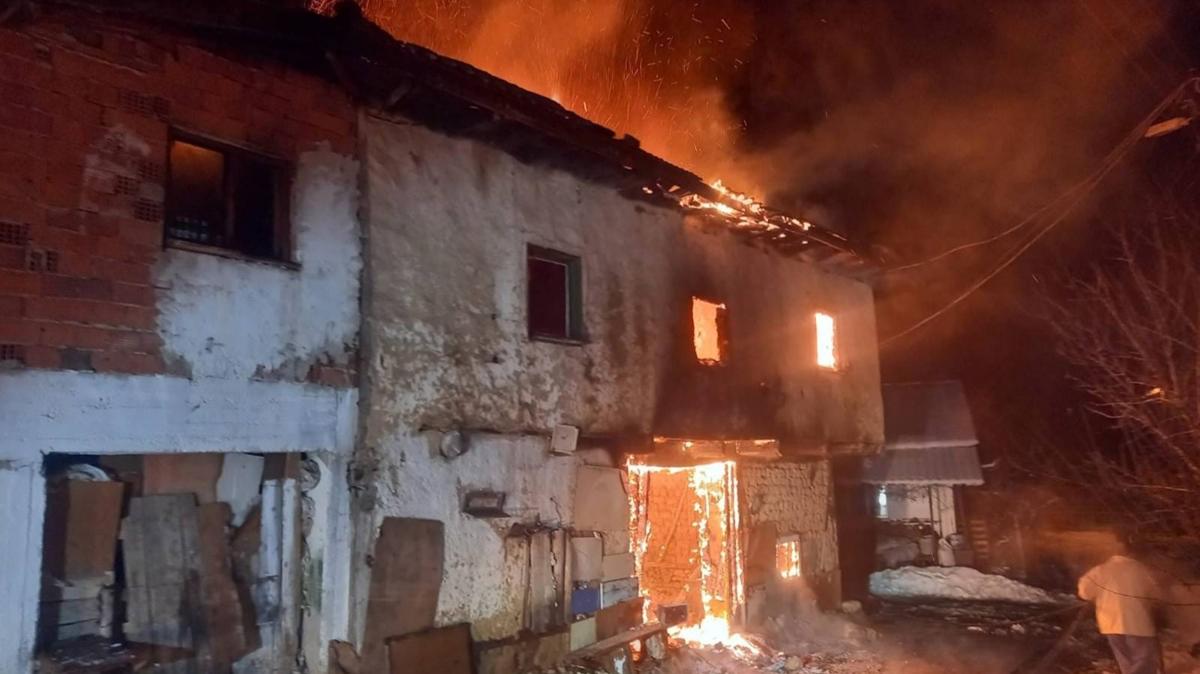 Uşak'ta iki katlı ev alev alev yandı