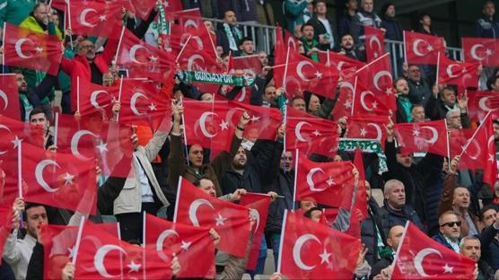 Bursaspor trib�nleri T�rk bayraklar�yla donat�ld�