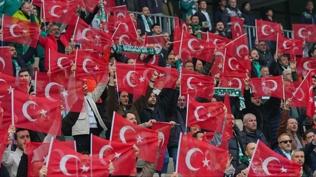 Bursaspor trib�nleri T�rk bayraklar�yla donat�ld�