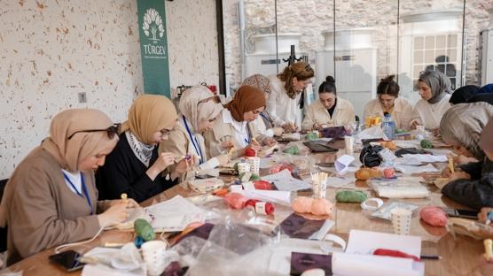 Dijital ku�atmaya kar�� hamle: T�RGEV gen� k�zlar i�in sahada