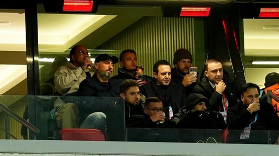 Galatasaray'�n yeni y�ld�z� Noa Lang, Karag�mr�k ma��n� trib�nden izledi