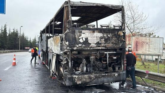 �stanbul y�n�nde trafik durdu! Yolcu otob�s� k�le d�nd�