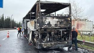 İstanbul yönünde trafik durdu! Yolcu otobüsü küle döndü