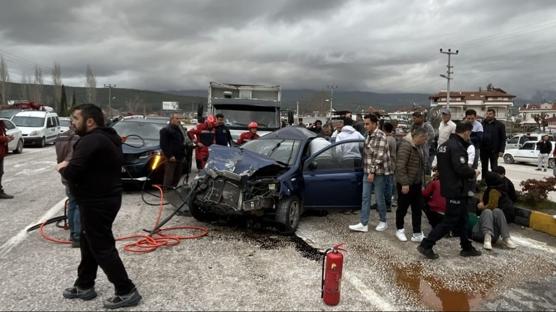 Mu�la'da kamyon 7 otomobile �arpt�: Yaral�lar hastaneye kald�r�ld�