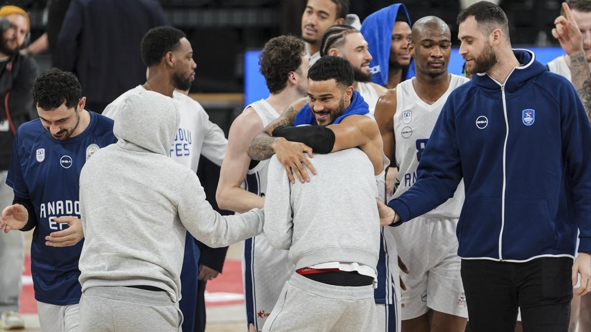 Anadolu Efes evinde galip