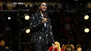 Chicago Bulls, Derrick Rose'un formas�n� emekliye ay�rd�