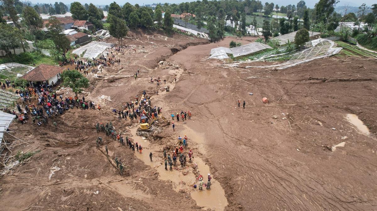 Endonezya'da heyelan... Can kayb� 25'e y�kseldi