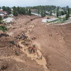 Endonezya'da heyelan... Can kayb� 25'e y�kseldi