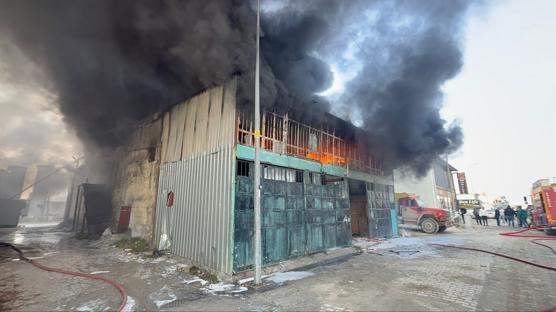 Hatay'da sanayi sitesinde yang�n pani�i