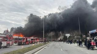 �stanbul'da fabrikada yang�n: �ok say�da ekip sevk edildi