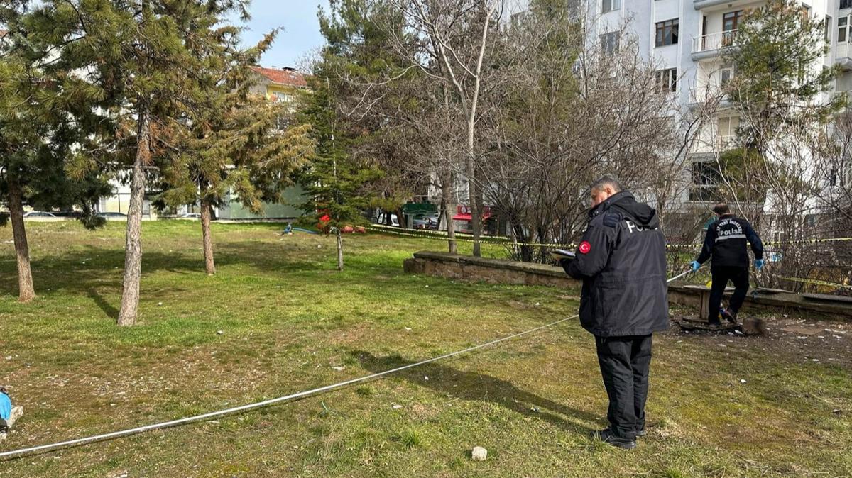 Millet Bah�esi'nde s�r olay! 53 ya��ndaki adam �l� bulundu