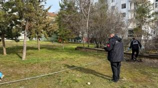 Millet Bah�esi'nde s�r olay! 53 ya��ndaki adam �l� bulundu