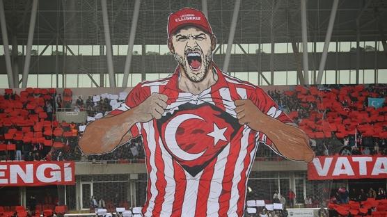 Sivasspor taraftarlar�ndan T�rk bayra�� koreografisi