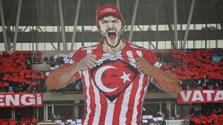 Sivasspor taraftarlar�ndan T�rk bayra�� koreografisi