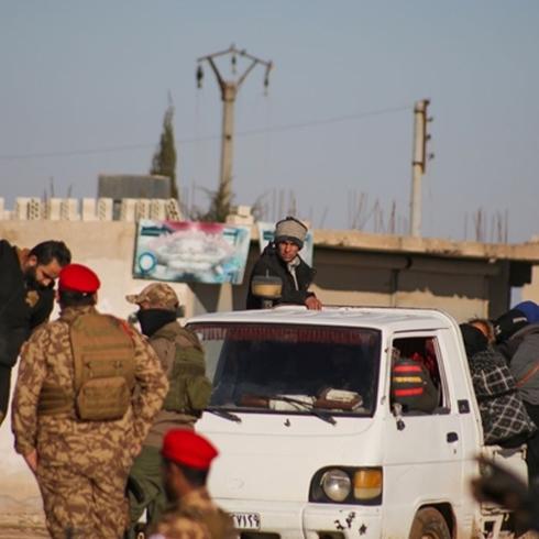 2 ayr� k�rsalda insani koridor a��ld�