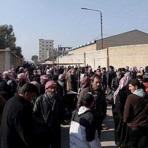 YPG sivilleri al�koydu! Y�zlerce kimlik kart� bulundu