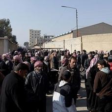 YPG sivilleri al�koydu! Y�zlerce kimlik kart� bulundu