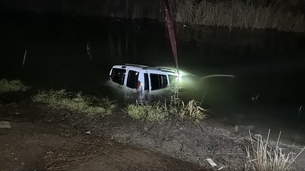 Eski�ehir'de korkutan kaza: Otomobil Porsuk �ay�'na d��t�