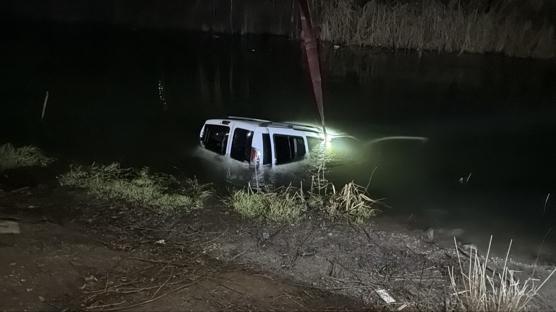 Eski�ehir'de korkutan kaza: Otomobil Porsuk �ay�'na d��t�